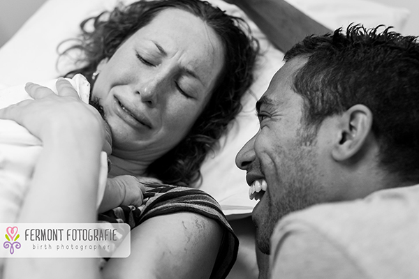 Ilyen érzés, amikor a szülők először pillantják meg kisbabájukat - 15 fotó a szülés igazi csodájáról